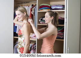 adolescente, porción, ella, amigo, obteniendo vestido, delante de, abierto, guardarropa