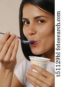 mujer que come, yogur