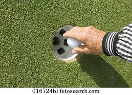 nahaufnahme, von, fälliger erwachsener, nehmen, golf- kugel, von, loch