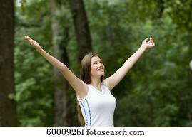 Portrait einer glücklichen jungen Frau im Park