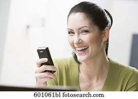 צילום ראש, של, אישה צעירה, עם, טלפון נייד