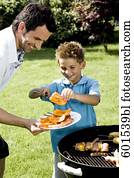 padre e hijo, asado a la parilla, juntos, en, barbacoa