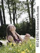 retrato, de, niña joven, sentado, en, pradera, el gozar, el, verano, sol