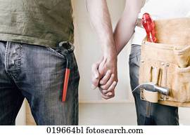 primer plano, de, pareja joven, con, construcción, herramientas, manos de valor en cartera