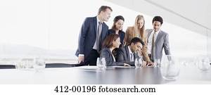 pessoas negócio, observar, homem negócios, sinal, contrato, em, quarto conferência