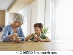 mulher velha, e, neta, enchimento, mudança, jarro