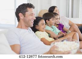 familia, mirando tele, en, sofá