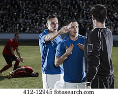 jogadores futebol, argumentar, com, árbitro, ligado, campo