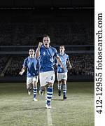 jogadores futebol, executando, ligado, campo