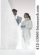 cientistas, em, ternos limpos, com, tablete digital