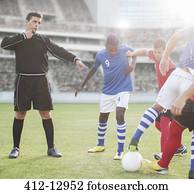 árbitro, assobiar, em, jogadores futebol, ligado, campo