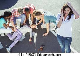 mulher, chamando, serviços emergência, em, acidente carro