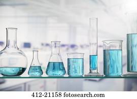 beakers, com, solução, ligado, prateleira, em, laboratório