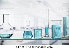 cima, de, beakers, com, solução, ligado, prateleira, em, laboratório