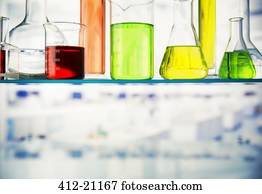 cima, de, beakers, com, solução, ligado, prateleira, em, laboratório