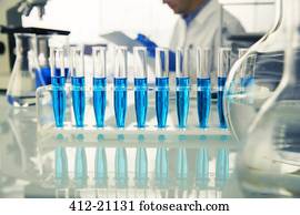 prateleira, de, tubos teste, com, solução, ligado, contador, em, laboratório