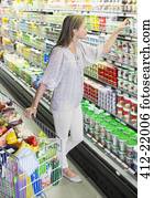 קניות של אישה, ב, מכולת