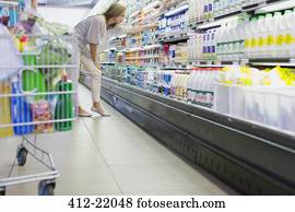 קניות של אישה, ב, מכולת