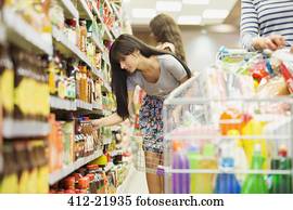 קניות של אישה, ב, מכולת