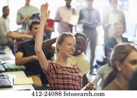 estudante universidade, levantando mão, em, aquilo, seminário