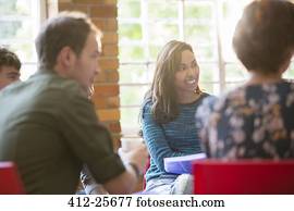 lächelnde frau, zuhören, gesellschaft, therapeutisches, sitzung