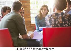 woman, lächelt, und, zuhören, gesellschaft, therapeutisches, sitzung