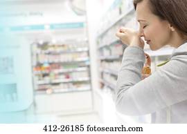 mulher, tentar, perfume, em, farmácia