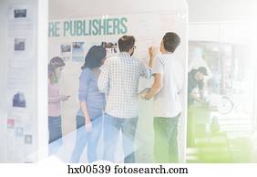 Publishers, brainstorming, em, whiteboard, em, escritório
