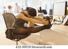 businesswoman, stretching, benen, met, voeten omhoog op bureau, in, bureau
