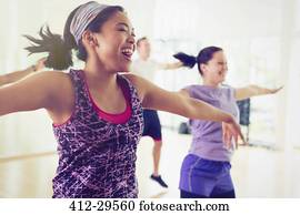 entusiástico, mulheres, desfrutando, aeróbica, classe