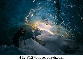 fotógrafo, em, caverna gelo, islândia