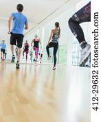 instrutor aptidão, guiando, aeróbica, classe