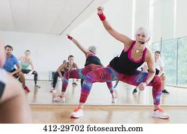 instrutor aptidão, guiando, aeróbica, classe