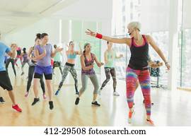 instrutor aptidão, guiando, aeróbica, classe