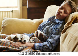 menino, e, filhotes cachorro, dormir, ligado, sofá