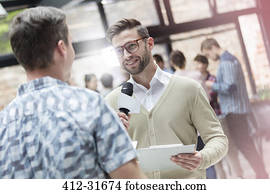 orador, com, microfone, em, tecnologia, conferência