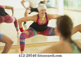 sorrindo, instrutor aptidão, guiando, aeróbica, classe