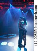 emparéjese bailando, y, abrazar, en, vacío, pista de baile, en, club nocturno