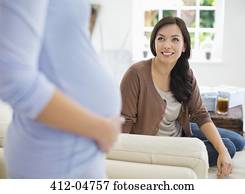 mulher sorri, em, grávida, amigo