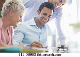 pessoas negócio, contrato assinando, em, escritório