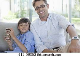 pai filho, com, mudança, jarro, ligado, sofá