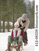 par feliz, sledding, em, nevado, madeiras