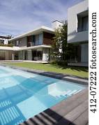 Kaminofen, in, modernes, haus Bild | 412-04314 | Fotosearch