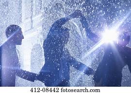 homens negócios, dançar, em, chuva