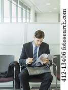 homem negócios, olhar, retomar, em, área espera