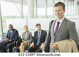 homem negócios, sorrindo, em, escritório