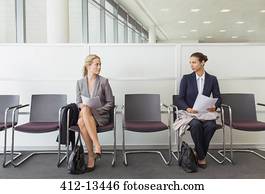 mulheres negócios, sentando, em, área espera