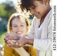 mãe filha, examinando, inseto