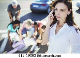 mulher, chamando, serviços emergência, em, acidente carro