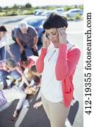 mulher, chamando, serviços emergência, em, acidente carro